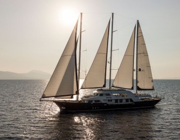 LUXURY SAILING YACHTS